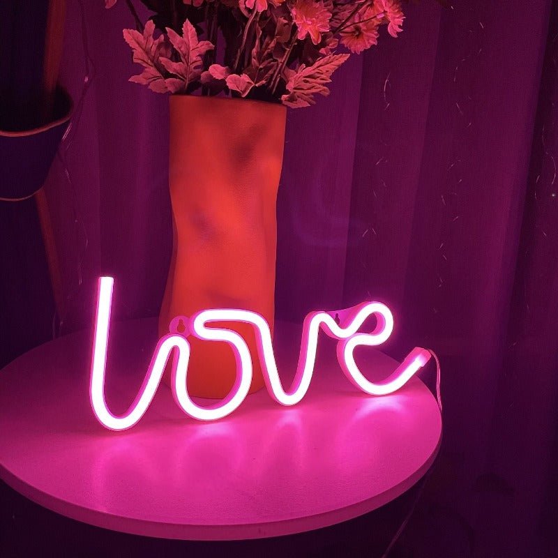 Neon Love Sign - pleshy